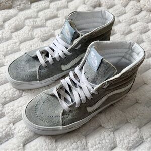 VANS | Women’s High Top Sueded Sneakers